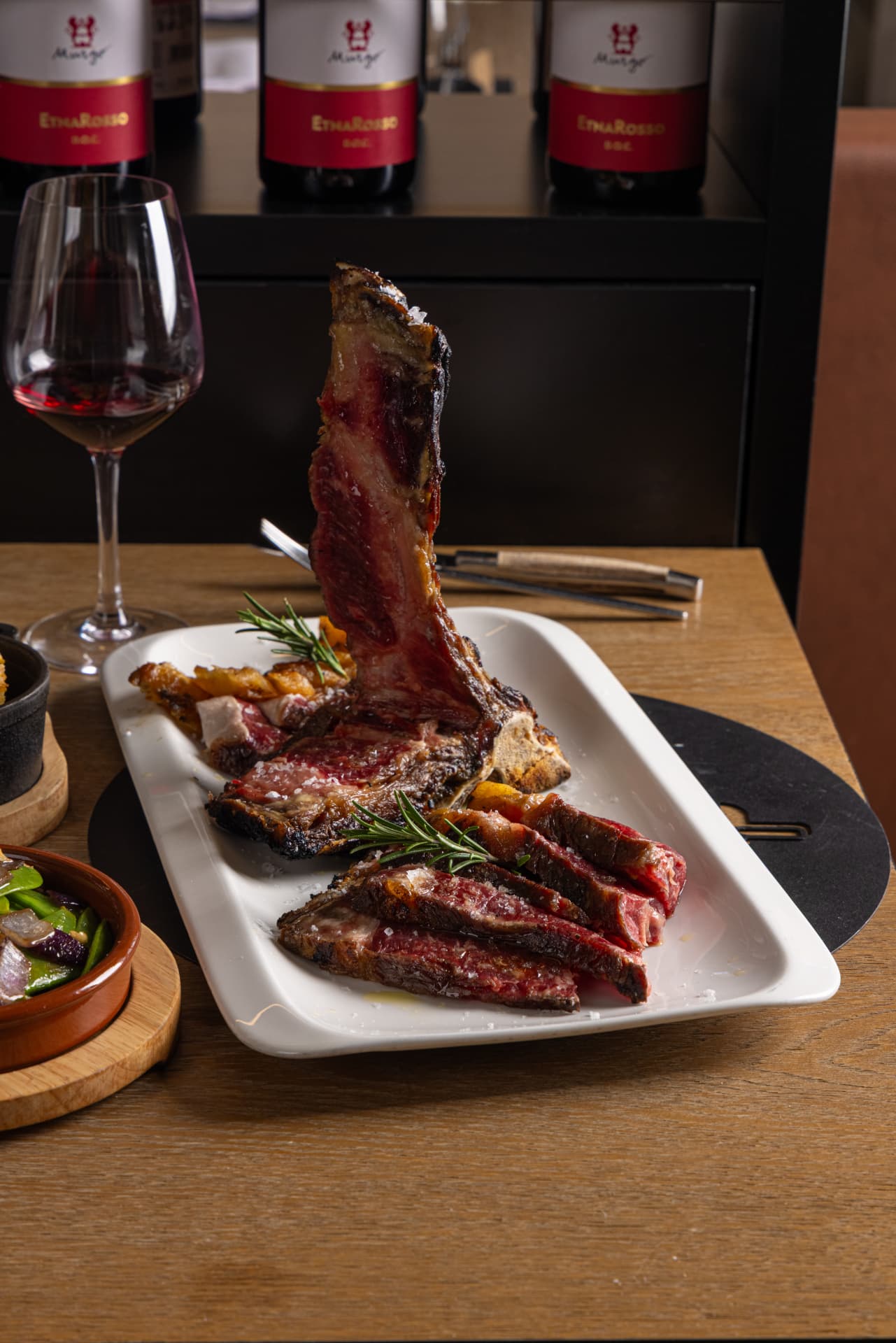Costata dry aged servita al tagliere