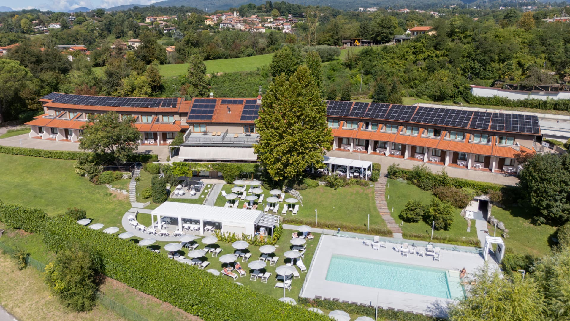 Gli spazi esterni del Meat Eat con piscina e giardino