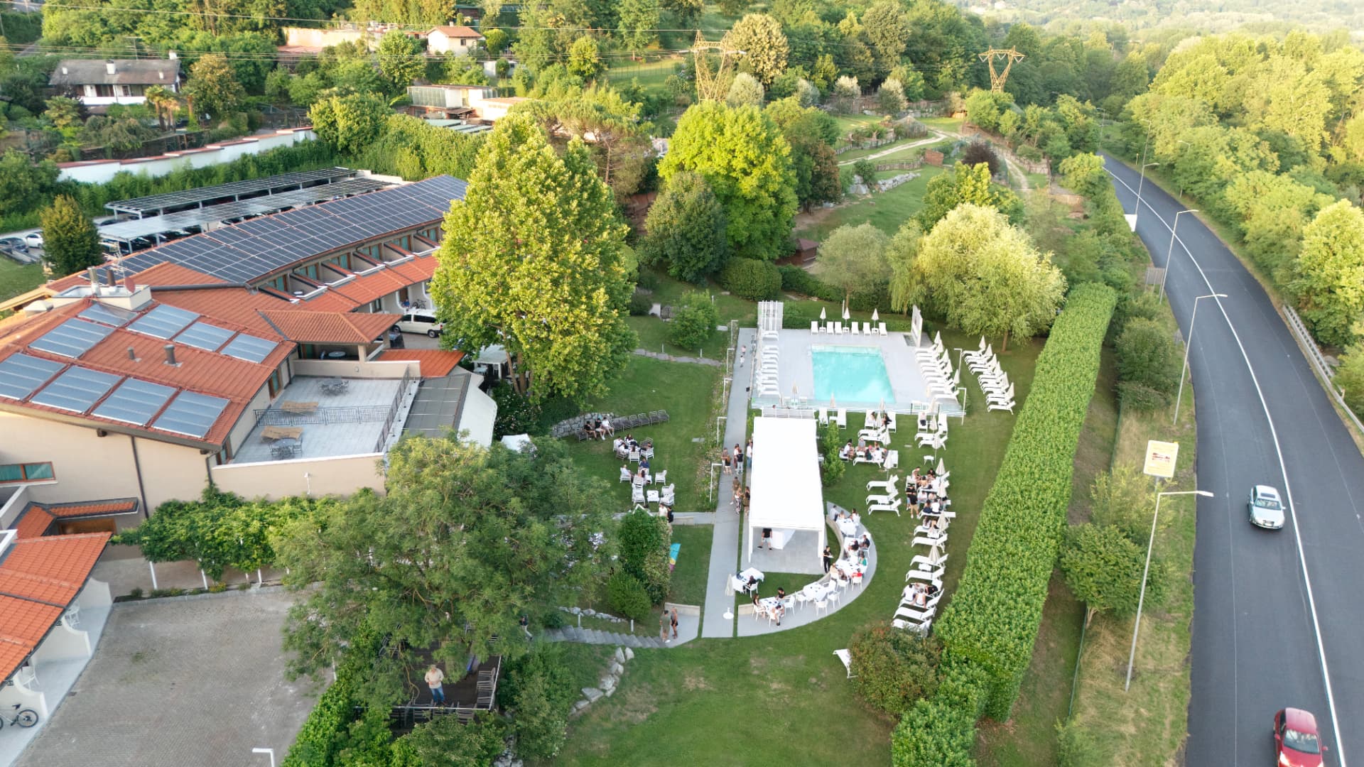 Vista dall'alto della piscina e degli spazi esterni del Meat Eat