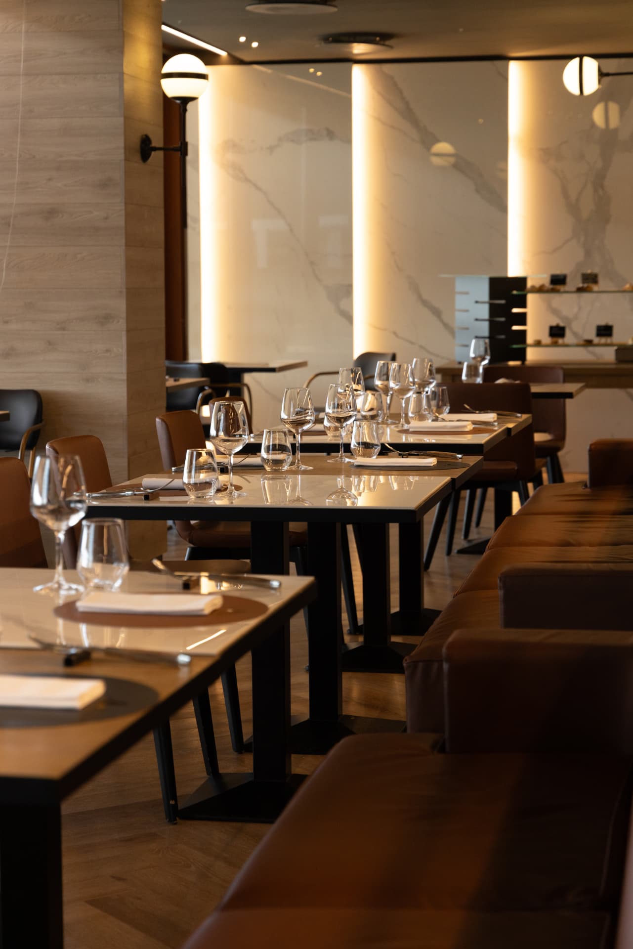 Sala interna di Meat Eat con pareti in marmo