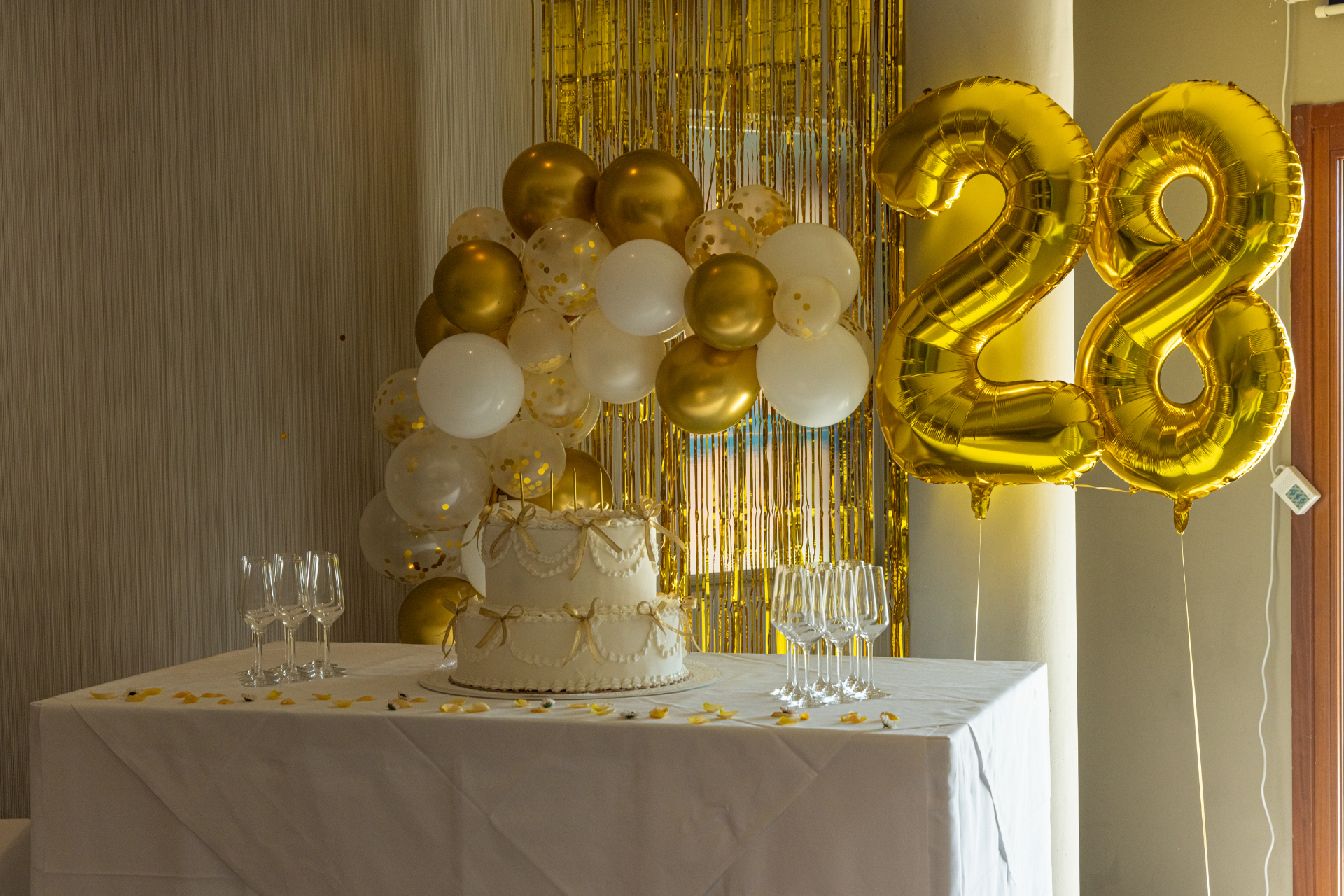 Allestimento con torta e arco di palloncini per una festa da Meat Eat
