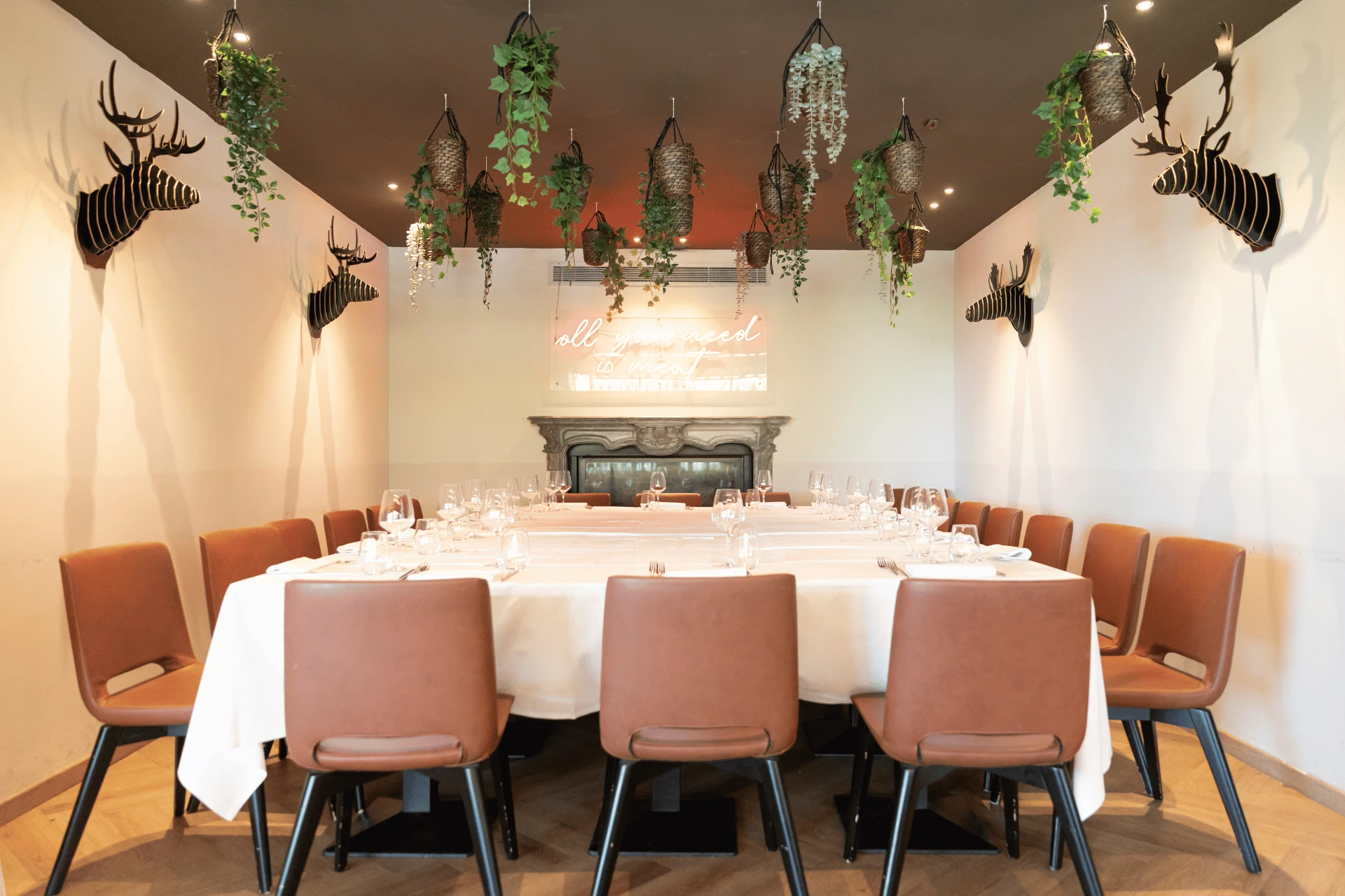 Sala interna di Meat Eat con insegna neon
