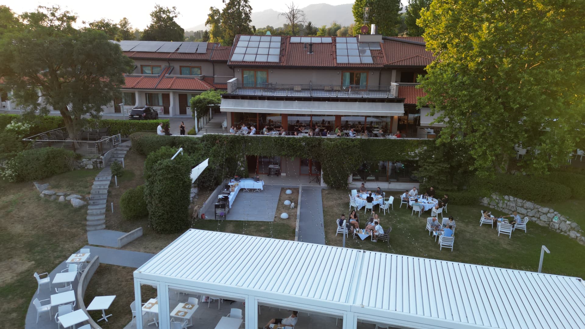 Vista dall'alto della terrazza e del giardino del Meat Eat